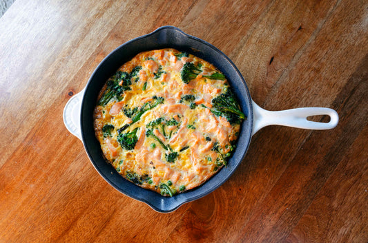 Frittata al forno con salmone affumicato, broccoli e piselli