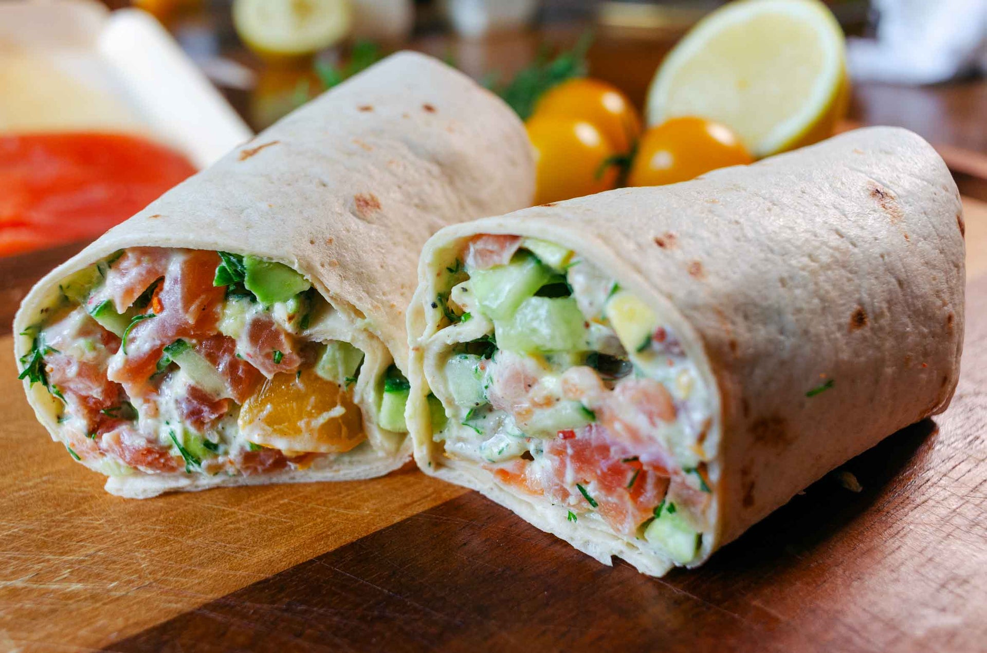 Burrito proteico con salmone affumicato, avocado e yogurt greco.