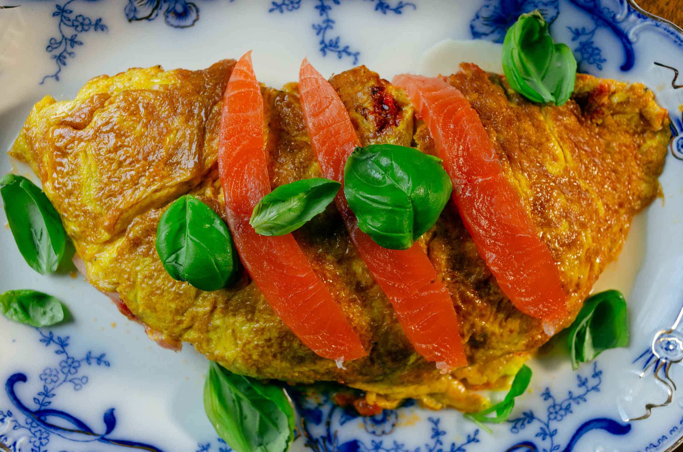 'Calzone' di frittata con salmone affumicato, pomodoro e mozzarella