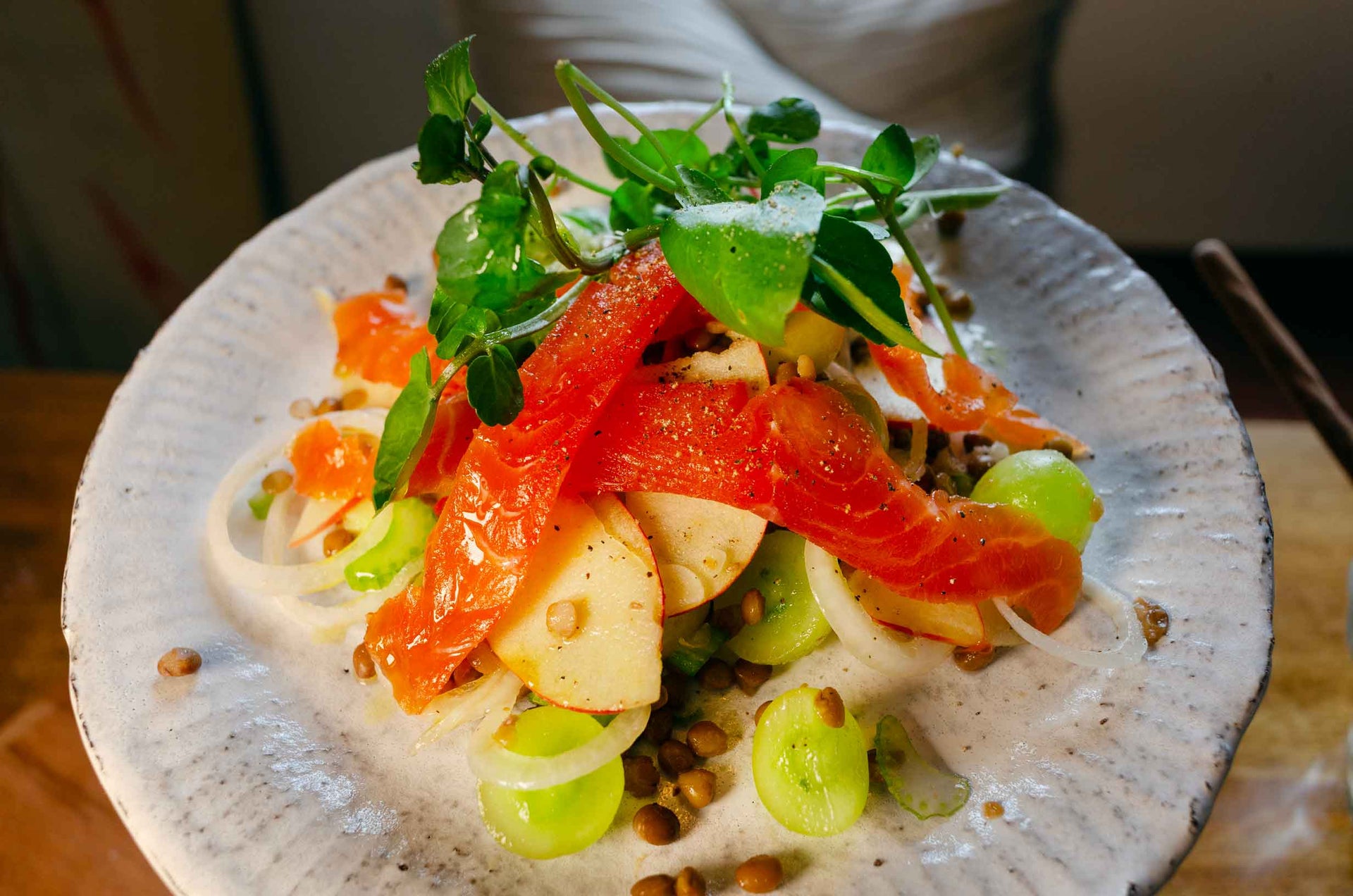 Insalata di lenticchie, mela, uva e trota affumicata