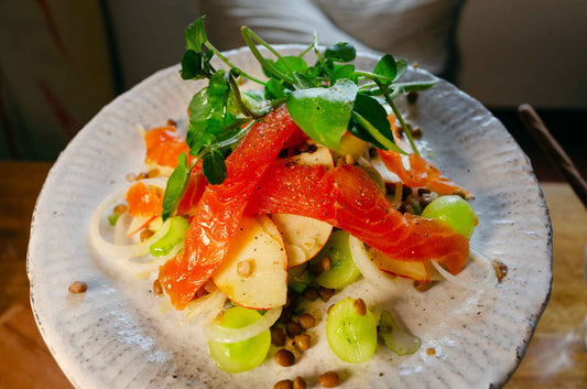 Insalata di lenticchie, mela, uva e trota affumicata