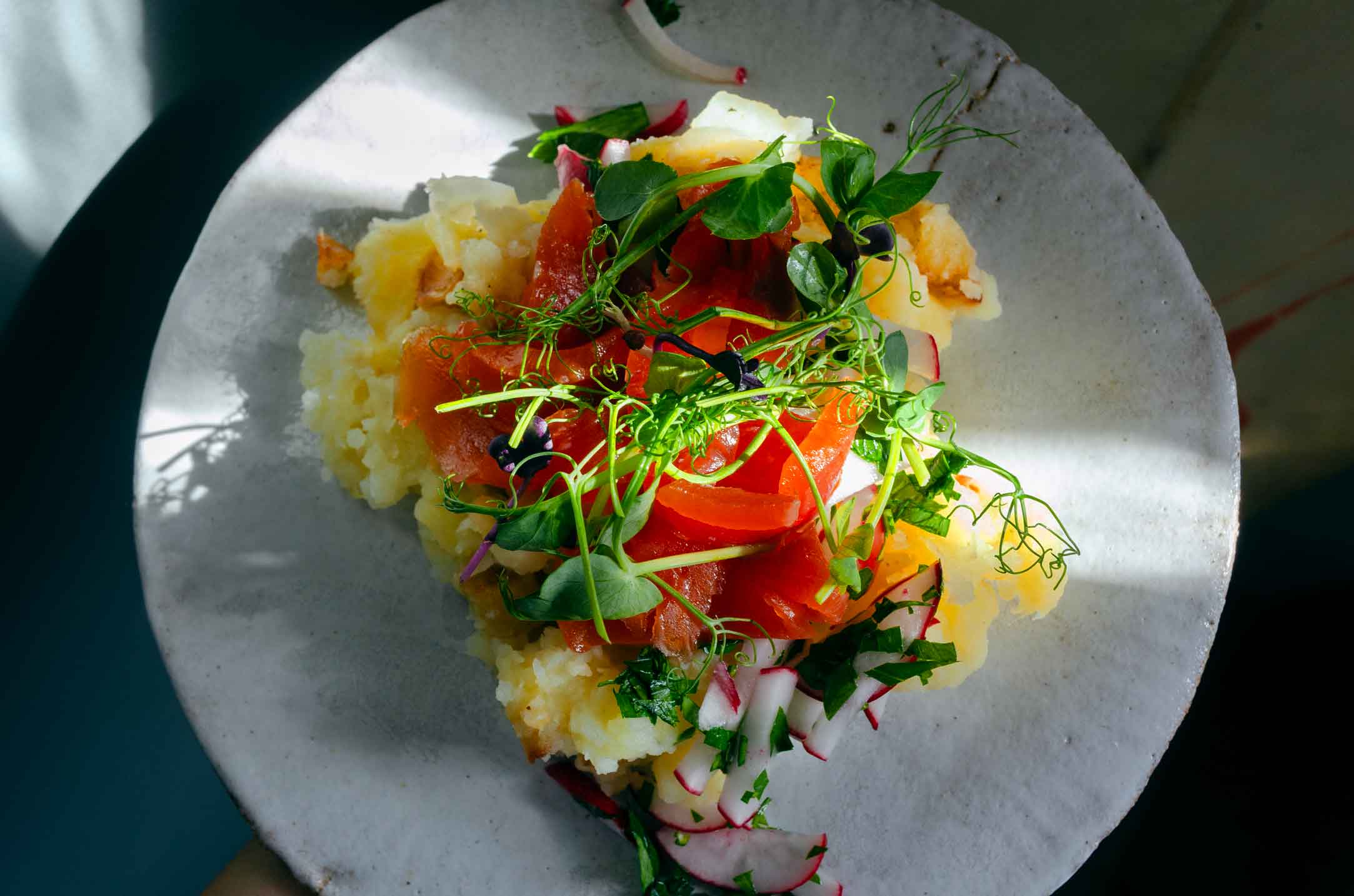 Purè rustico di patate e mele con trota affumicata