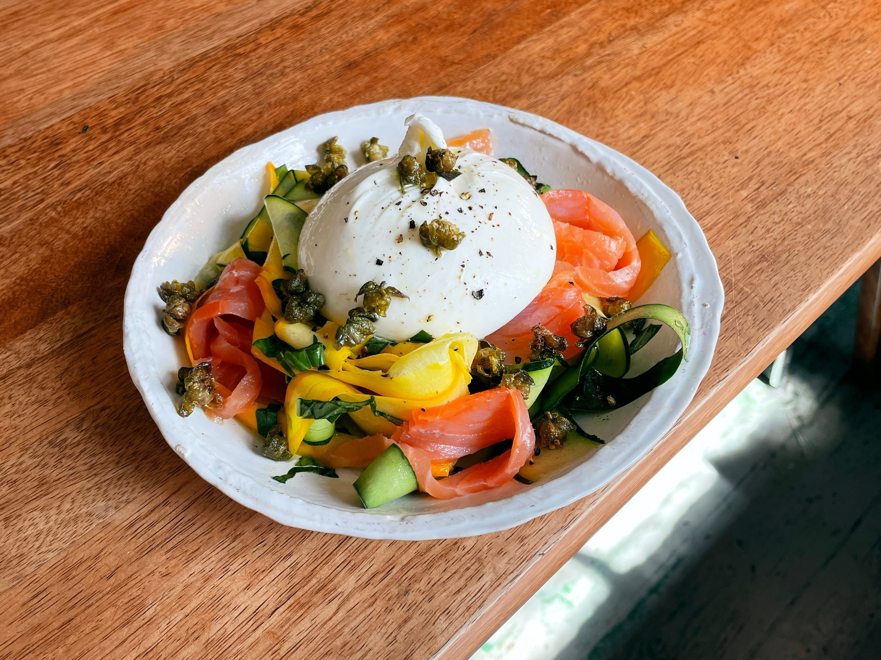 Carpaccio di zucchine con burrata e salmone affumicato