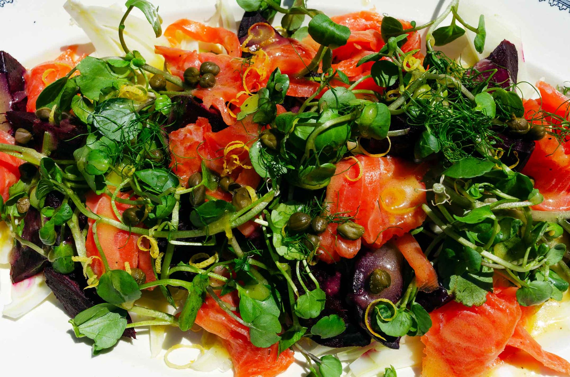 Insalatona con finocchio, barbabietola e salmone affumicato
