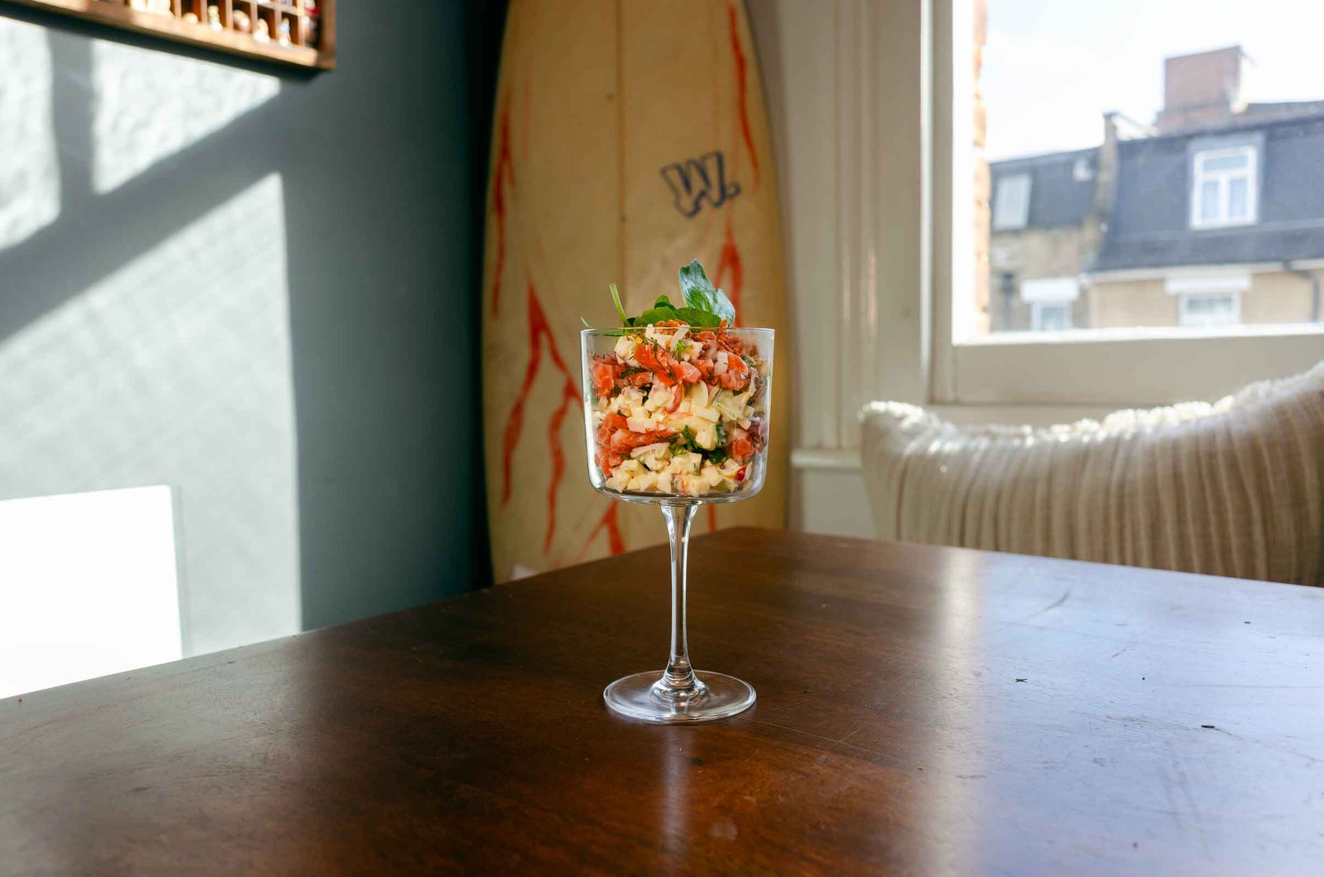 Insalata in bicchiere con salmone affumicato, mela e cetriolo