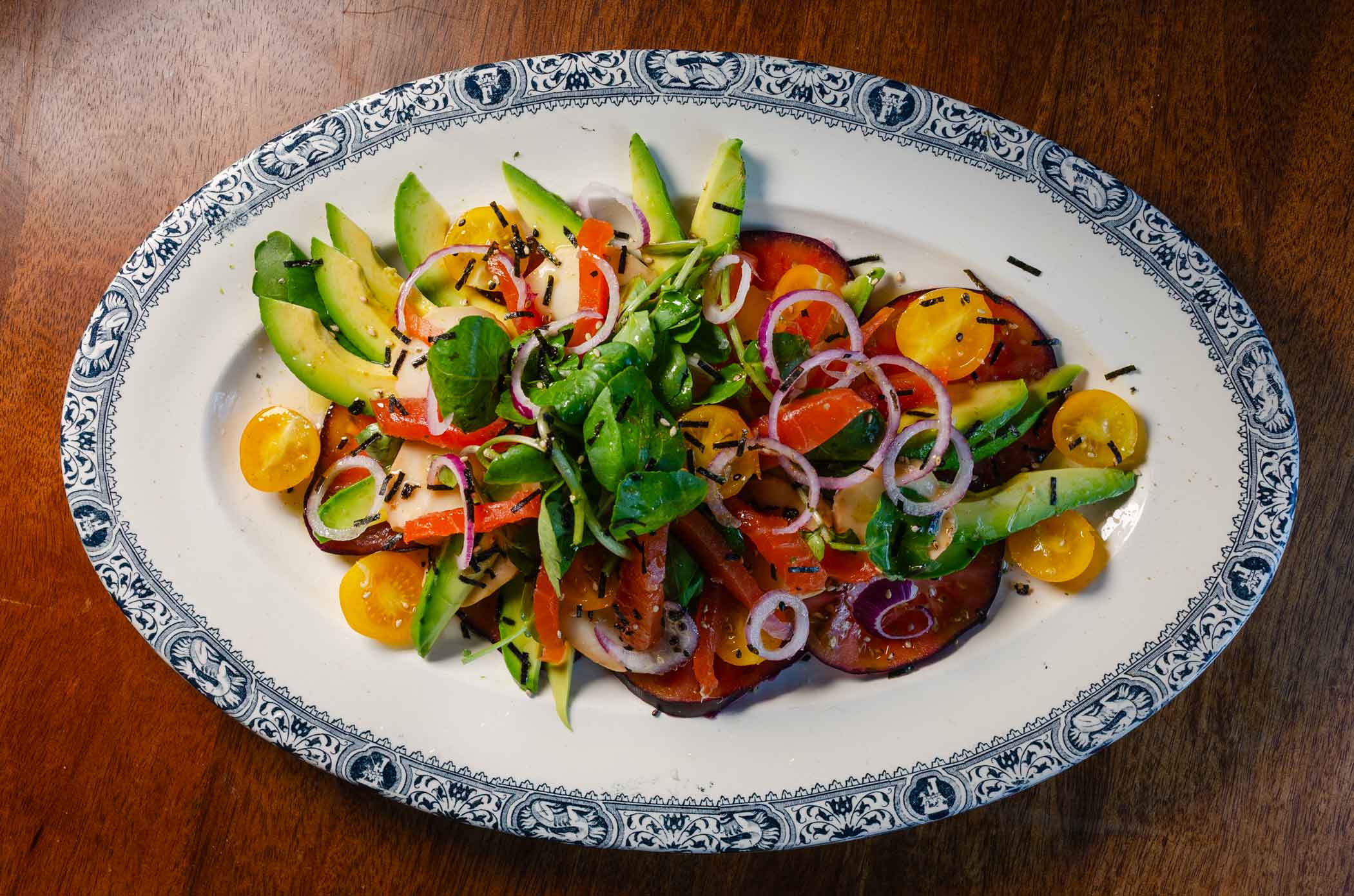 Insalatona con salmone affumicato, pomodoro Maurice e scamorza
