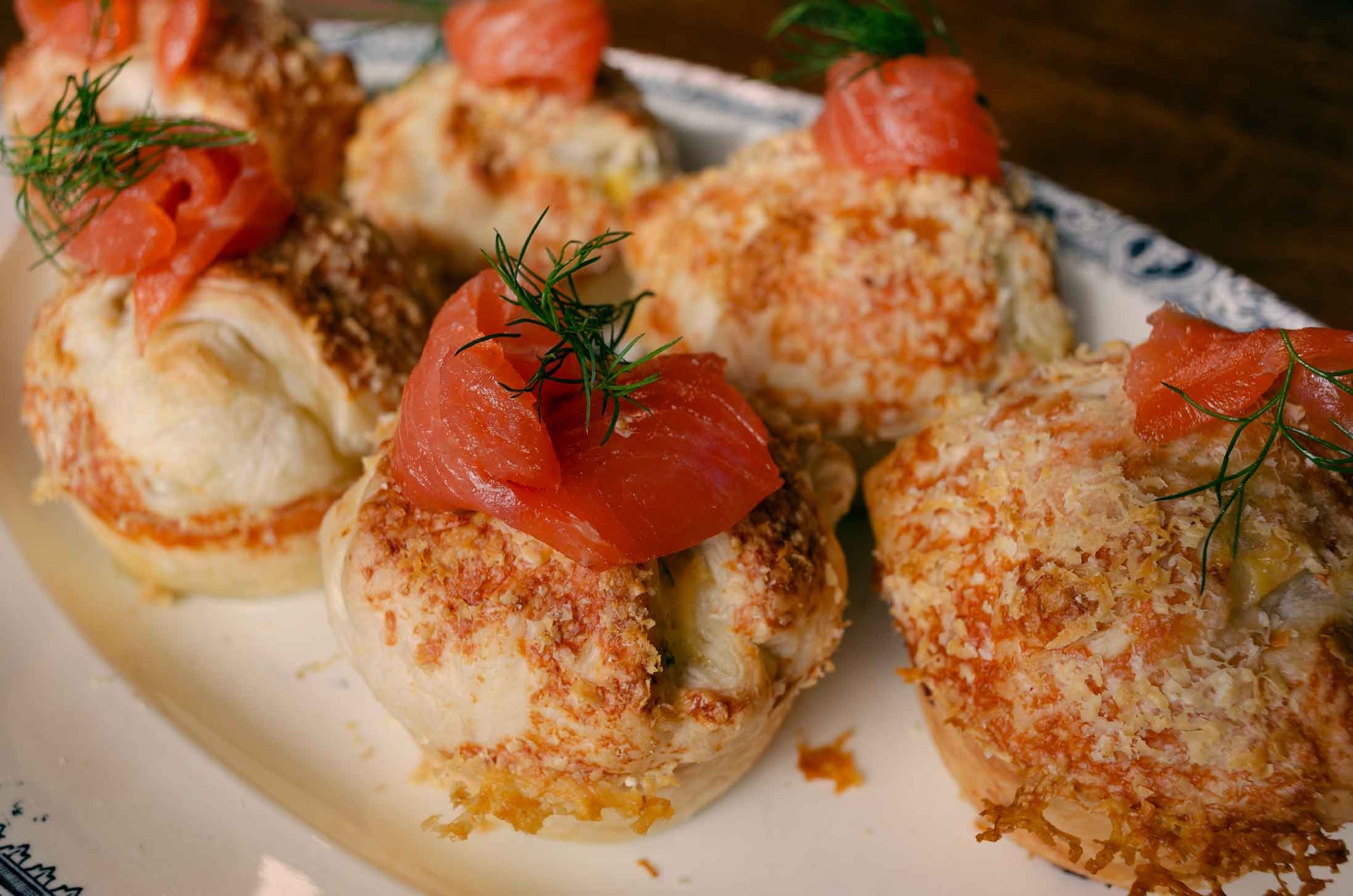 Muffin salati con salmone affumicato, asparagi e parmigiano.