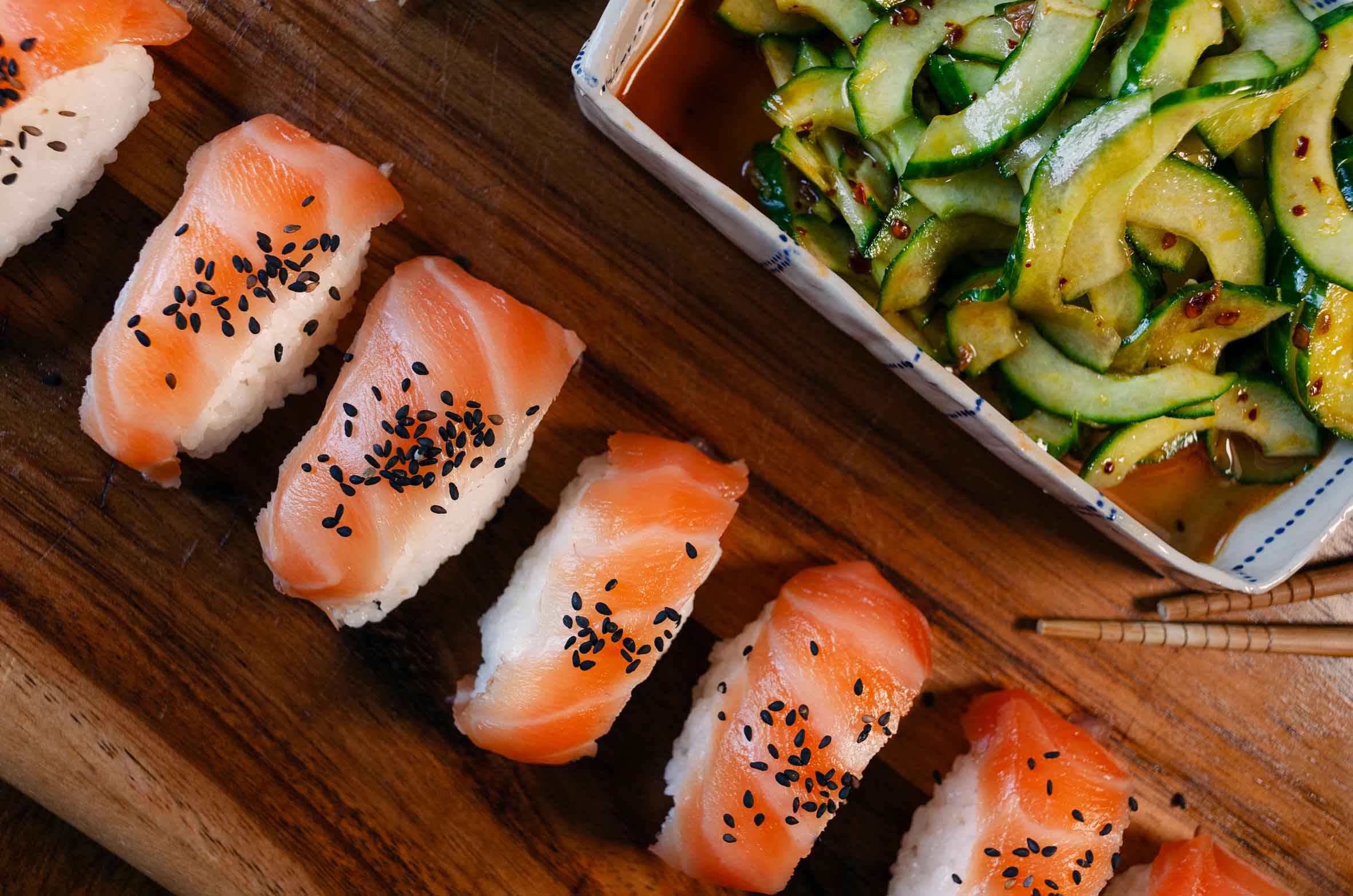 Nigiri di salmone affumicato con insalata di cetrioli marinati