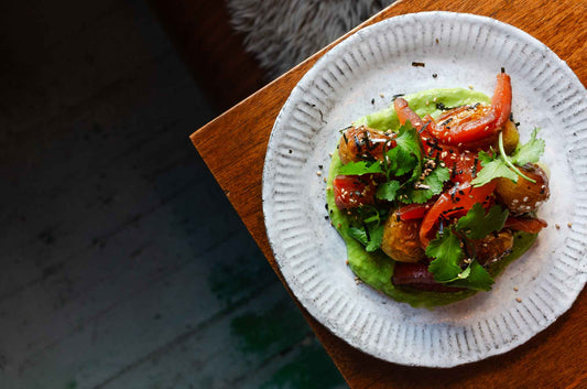Salmone affumicato con patate al forno e 'maionese' di avocado
