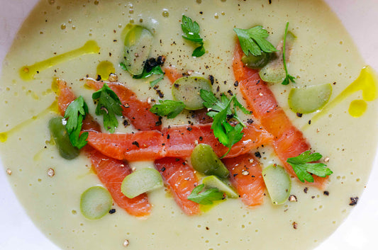 Zuppa di patate, olive verdi e salmone affumicato