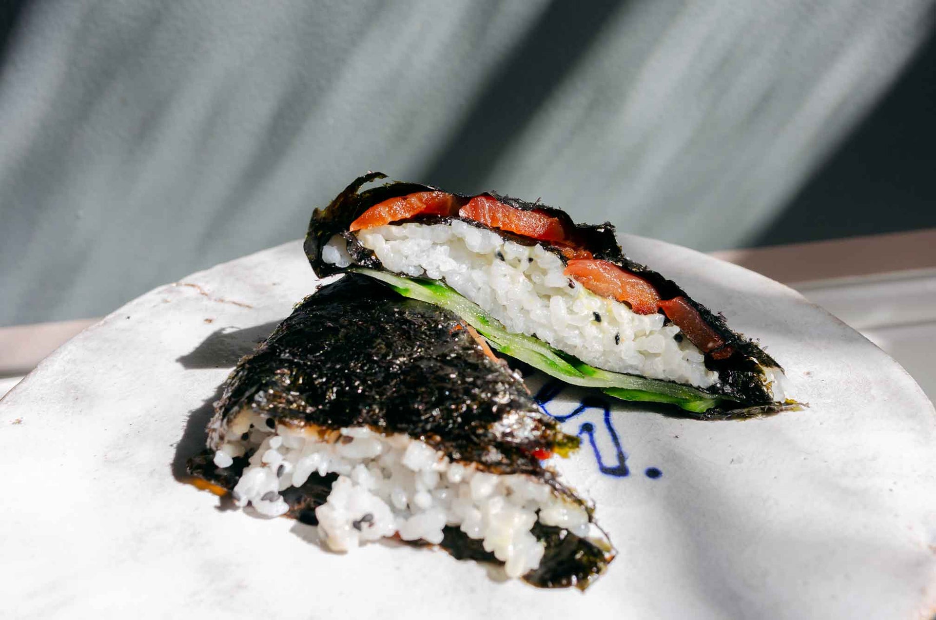 Sushi sandwich con salmone affumicato whisky e soia