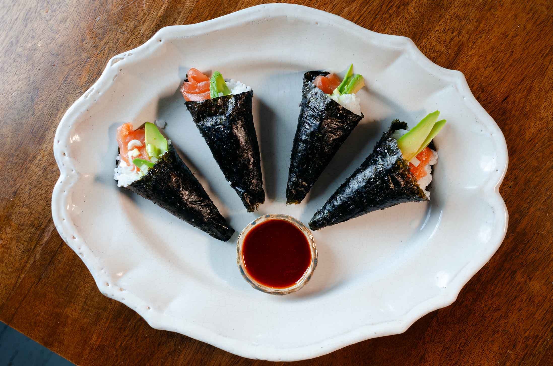 Temaki di salmone affumicato e avocado con salsa piccante al miele e sesamo