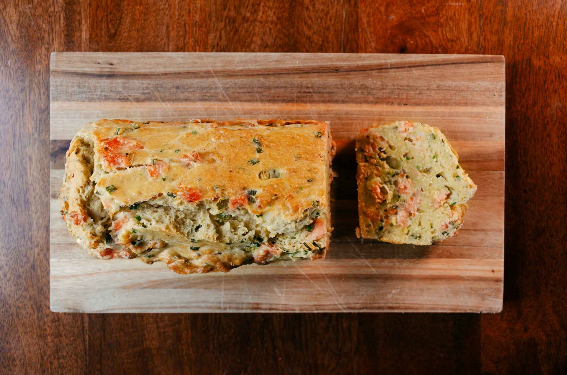 Torta con salmone affumicato, erba cipollina e cipollotti
