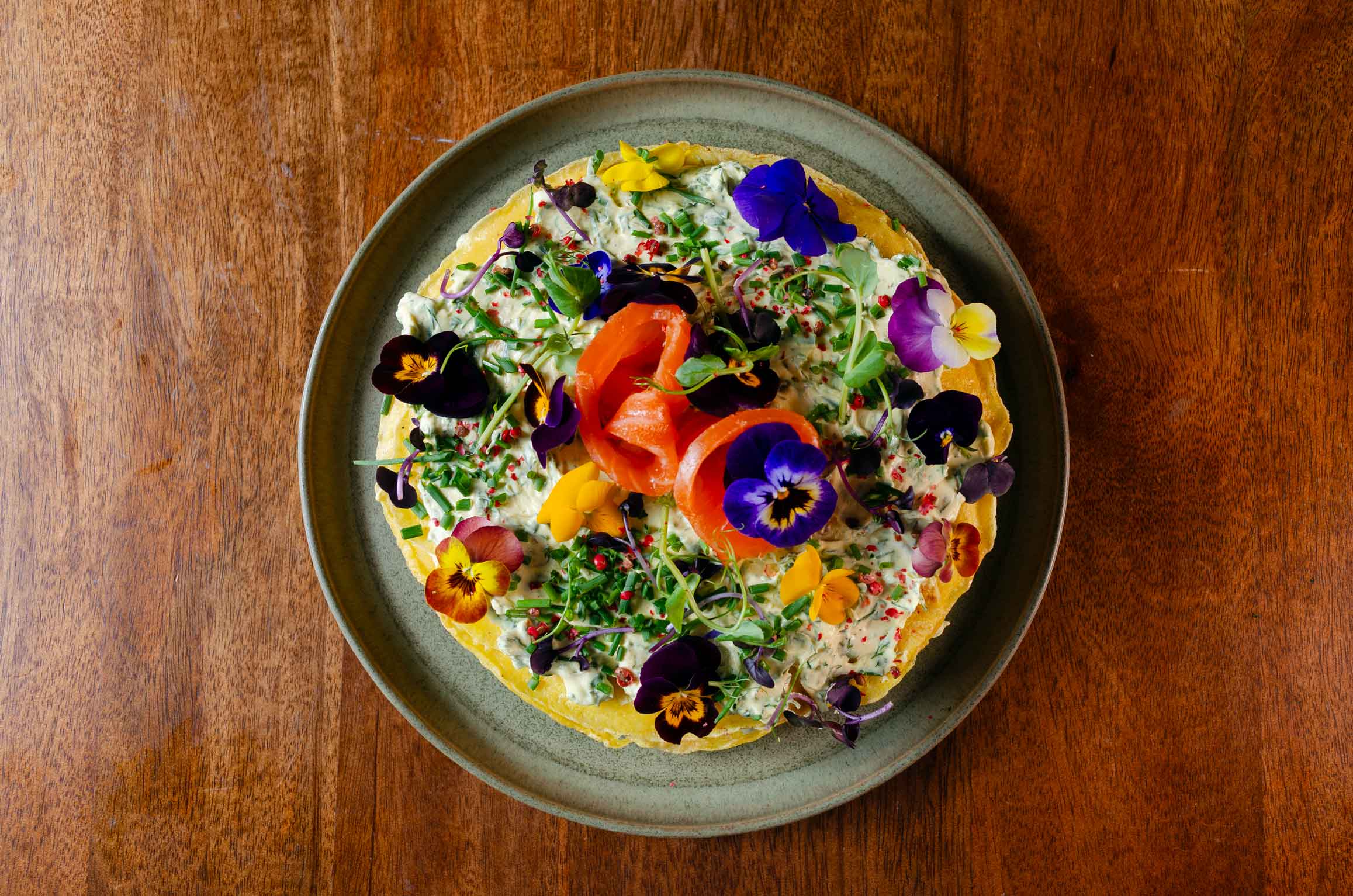 Torta salata di pancakes al salmone affumicato